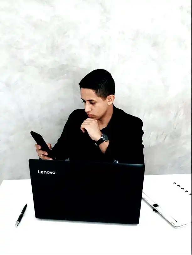Psicólogo sentado olhando para o celular